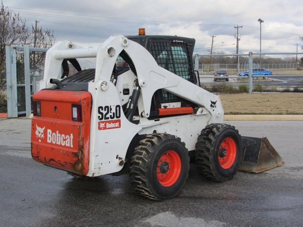 r1-3 Chargeuse compacte Bobcat S250 – 2010 – Image 1